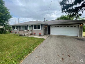 Building Photo - Three Bedroom Home in Richland