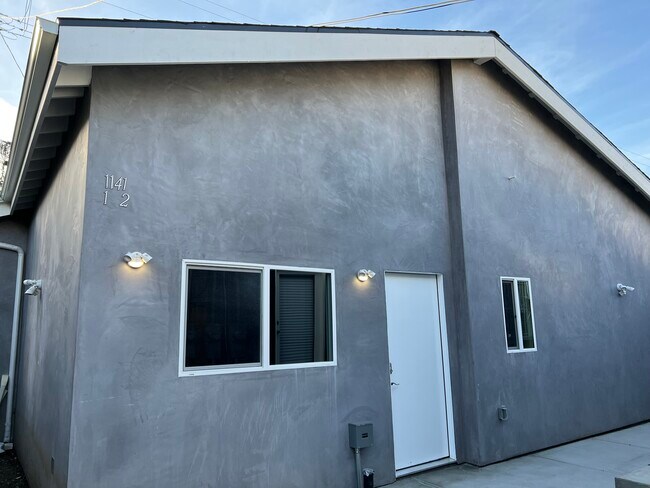 Primary Photo - 1141 N Orange Dr