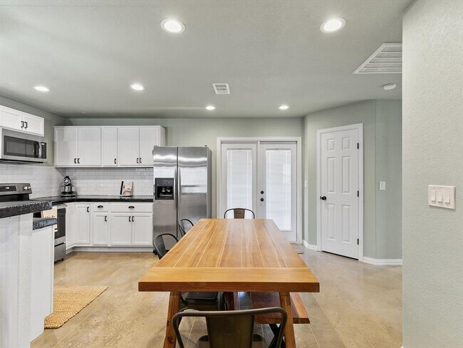 Building Photo - 6301 Hunterwood Dr