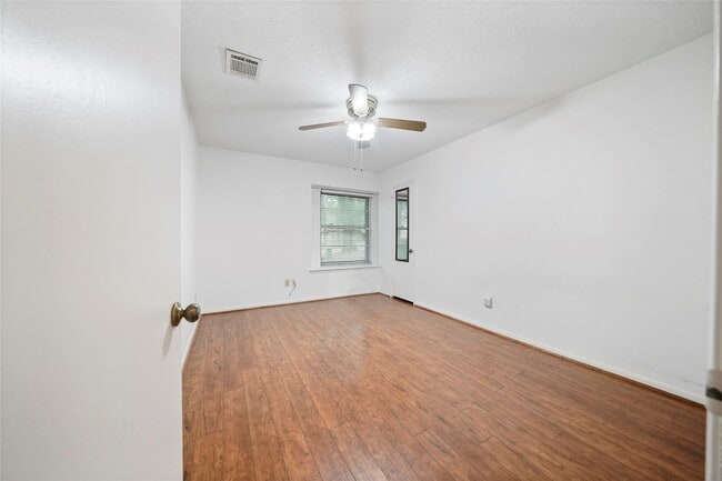 Building Photo - 523 S Rivershire Dr
