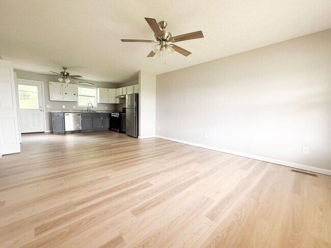 Building Photo - Newly Updated 2-Bedroom Apartment in Sparta with Lawn Care Included
