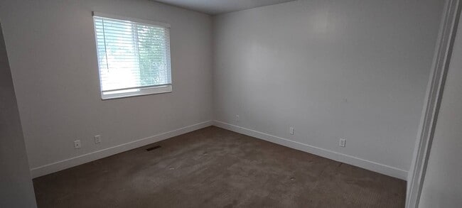 Building Photo - Charming Layton Home