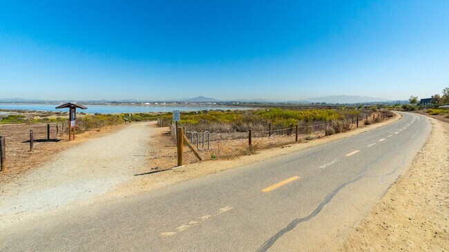 Building Photo - Huge Bay Front 3 Bed 2.5 Bath