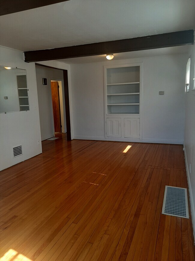 Livingroom - 517-1 Stafford Ave