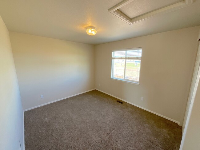 Building Photo - 3 Bedroom Home Available Near N Powers Blv...