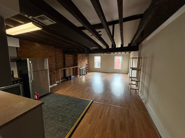 Building Photo - 631 Catharine St