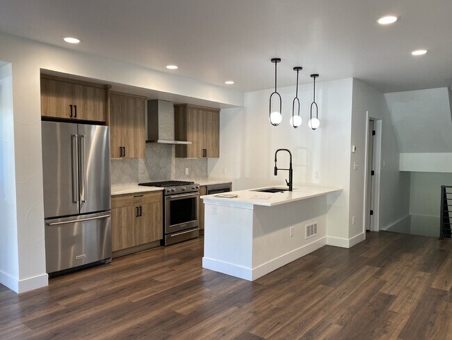 Building Photo - Beautiful, newer (2024) townhome in the de...