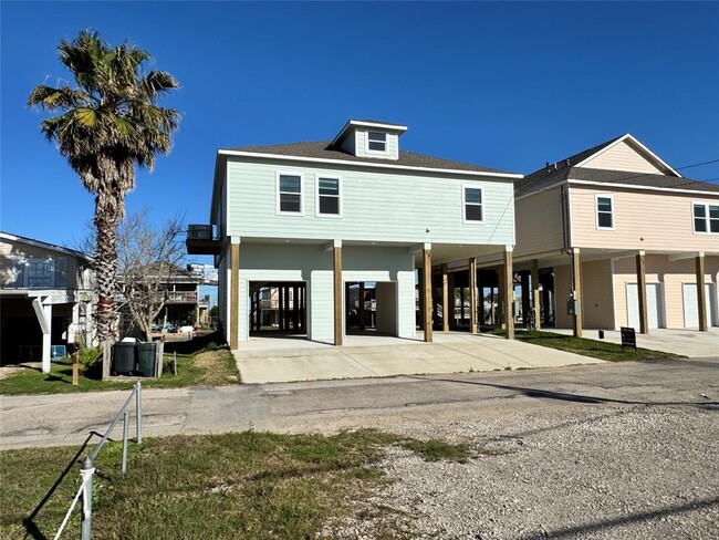 Building Photo - 18 Edgewater Dr