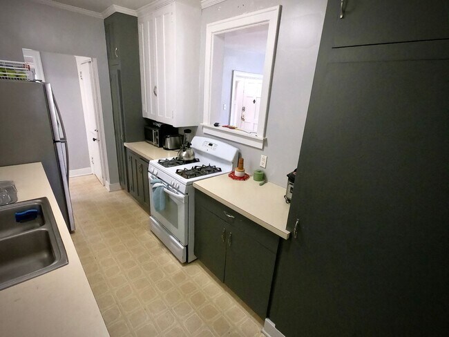 Building Photo - 8/1 Fantastic Location. Fenced Yard. 4 bed 2 bath. Porch. Hardwood. Close to CMU