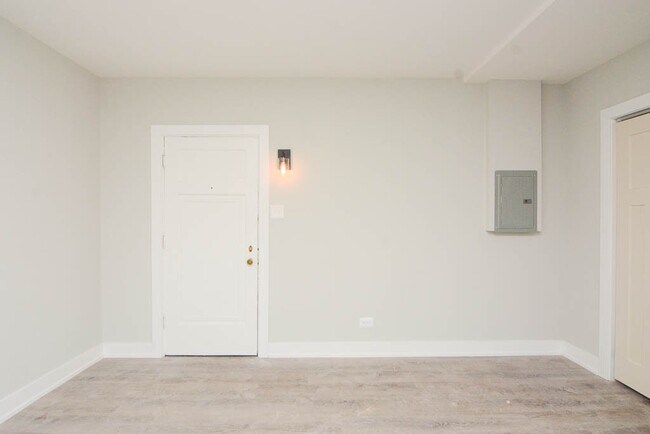 Building Photo - 4349 N Damen Ave