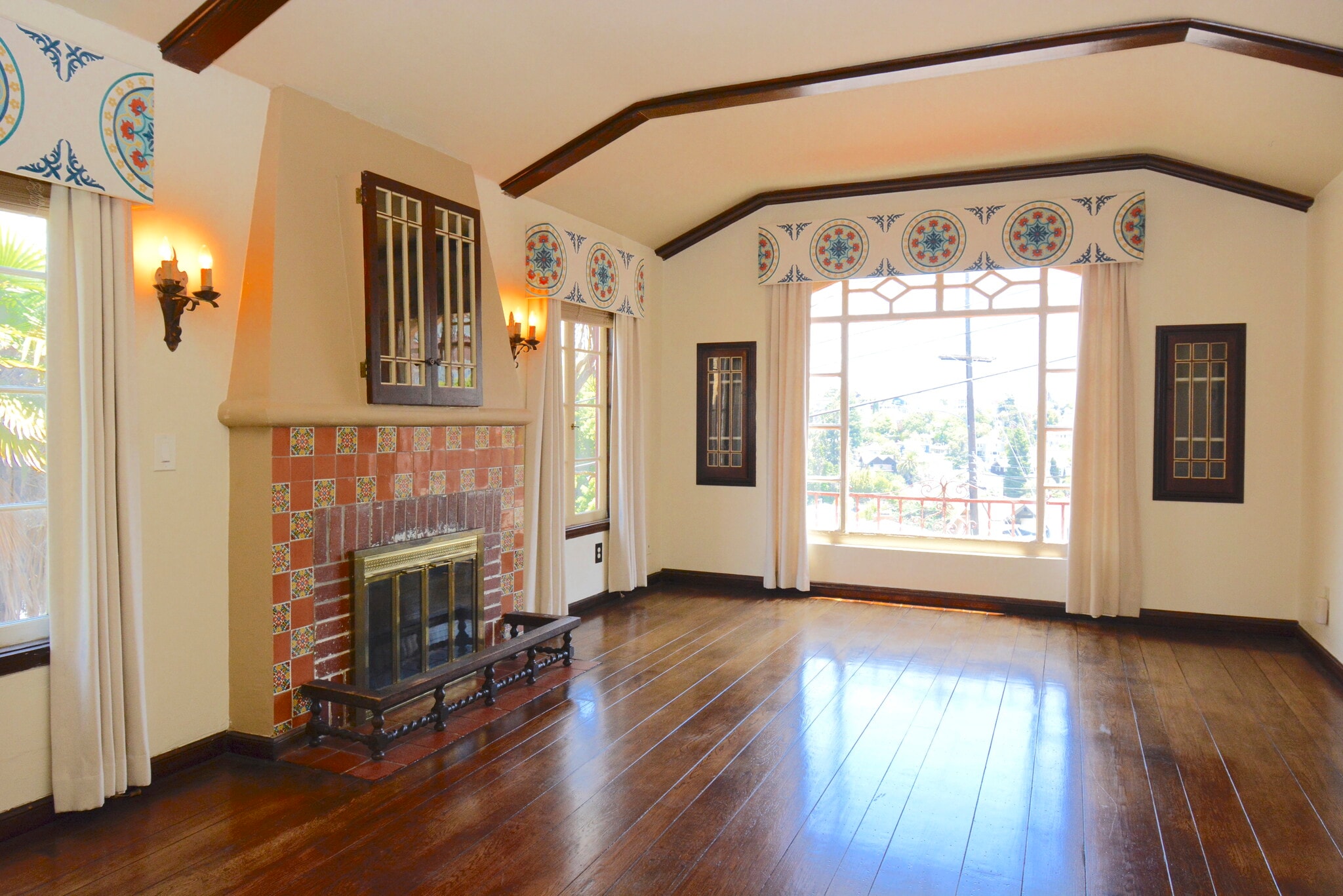 Building Photo - 645 Jean St