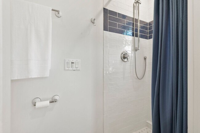 Building Photo - Stunning 1 Bedroom/1 Bathroom in Oceanside!