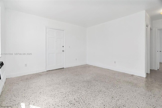 Building Photo - 644 SW 10th St