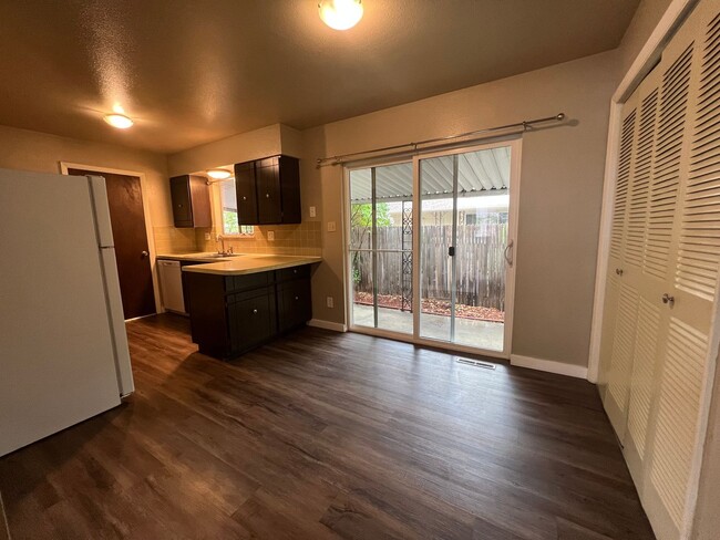 Building Photo - 3 bedroom 1.5 Bathroom Duplex Available Now!