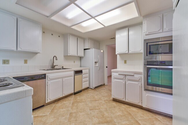 Building Photo - 616 Violeta Dr