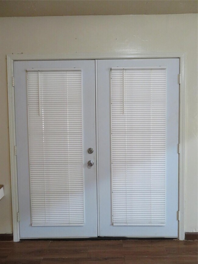 Building Photo - 1006 Avenue L