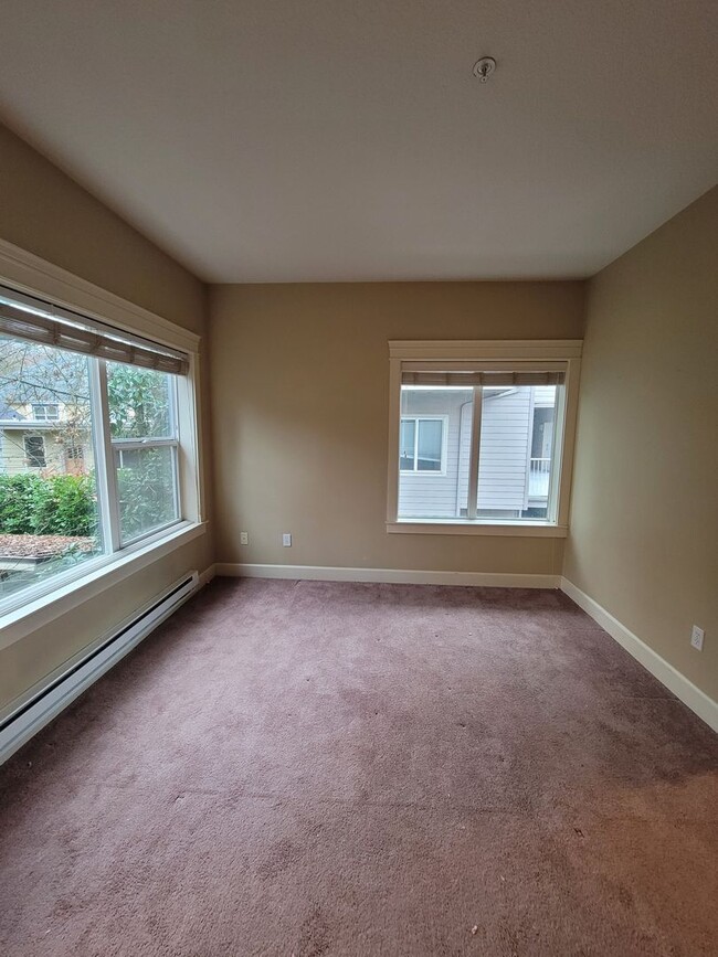 Building Photo - Contemporary Condo in Johns Landing
