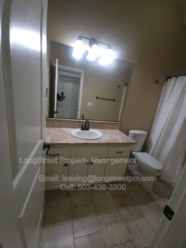 Building Photo - 9739 NW Henry Ct