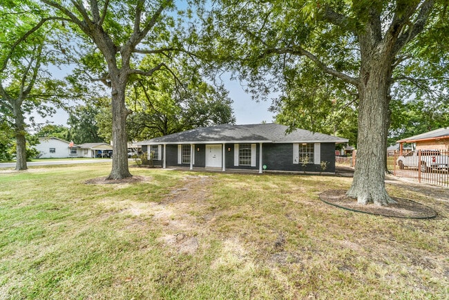 Building Photo - 318 E Mitchell Rd