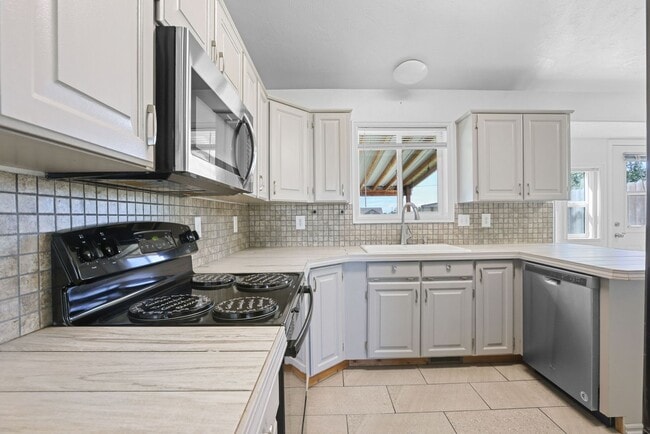 Building Photo - 5 Bed 3 Bath Home in Rigby