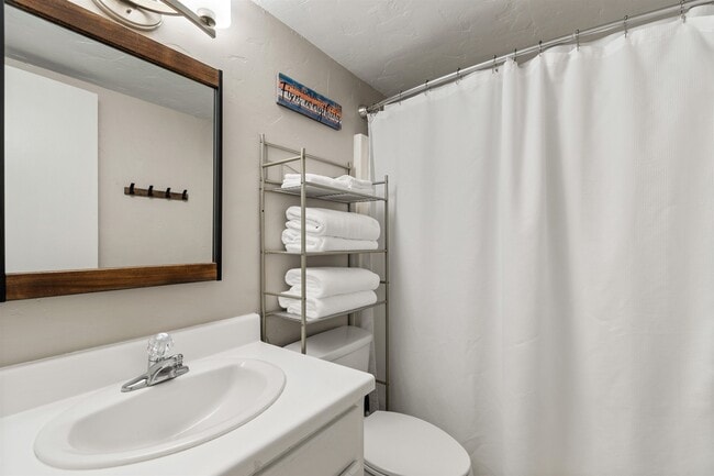 Building Photo - 1500 Cenith Dr