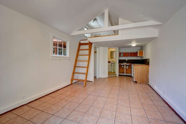 Building Photo - 399 1/2 N Laurel St-
