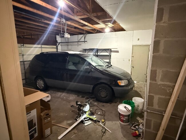 Building Photo - 2528 Birchview Ln