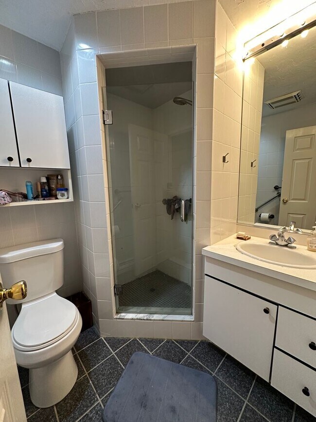 Building Photo - Townhouse, Central AC, 2 Parking Spots