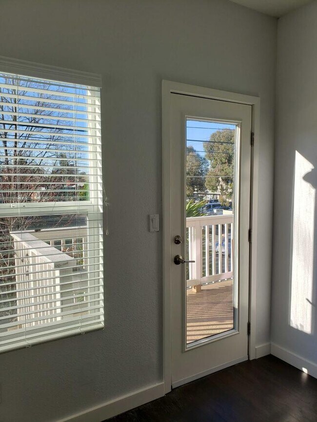 Building Photo - 2 bedroom in Oakland CA 94609