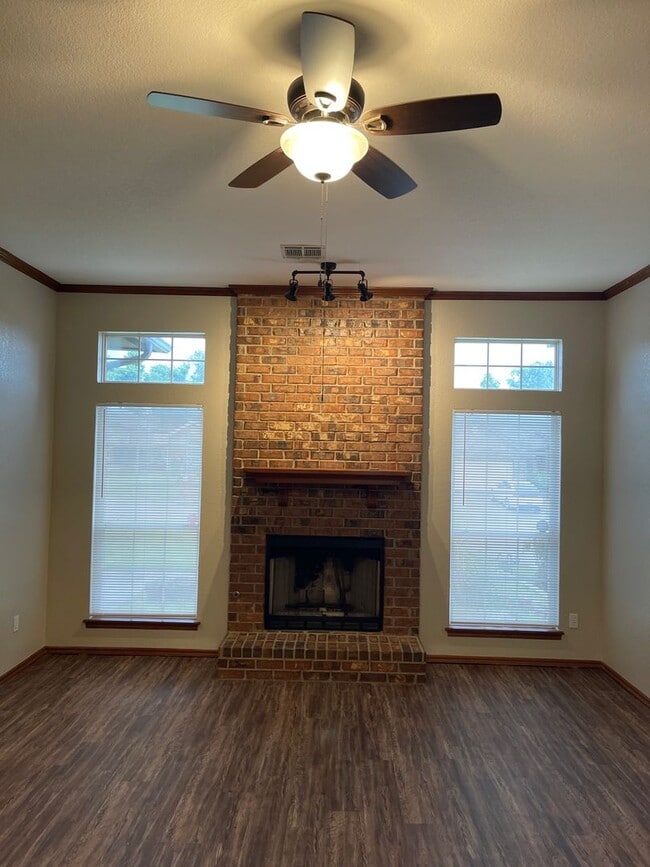 Building Photo - 3 bed, 2 bath w/ 2 car garage home for ren...