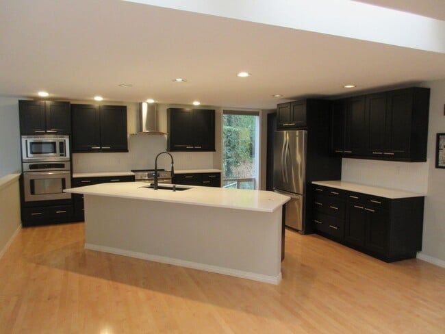 Building Photo - Beautiful Three Bedroom in the Hills of South Salem