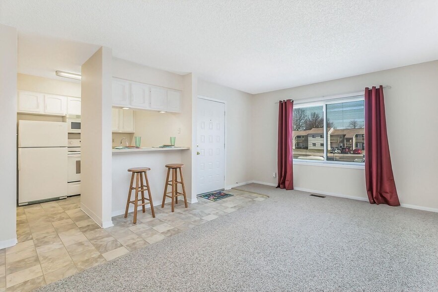 Living Room Entry - 32 Coventry Ln