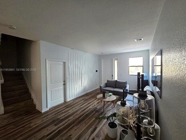 Building Photo - 540 NE 33rd Terrace