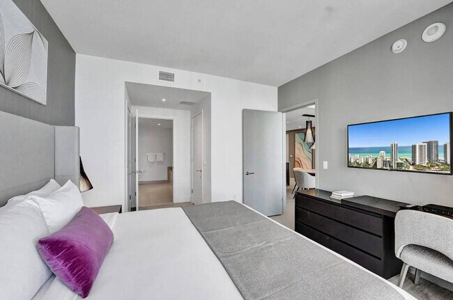 Building Photo - 4010 S Ocean Dr