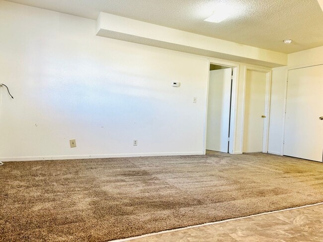 Building Photo - Spacious Two Bedroom Home