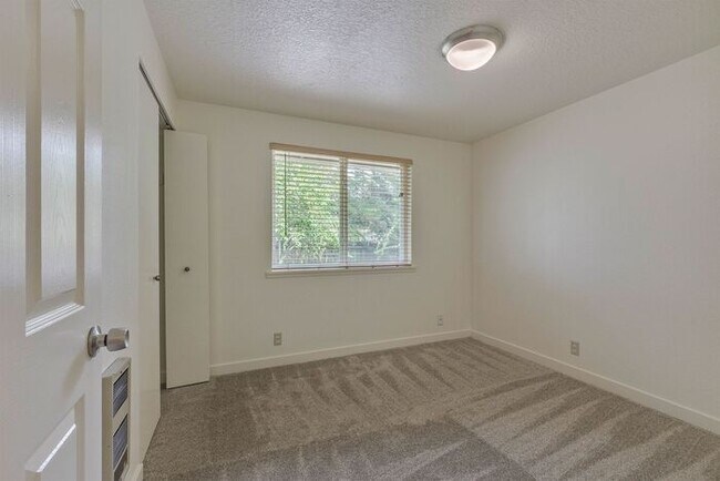 Building Photo - Freshly Updated 3-Bedroom Home with Fenced Backyard in Forest Grove!