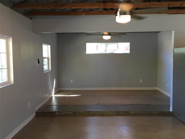 Building Photo - 701 Vargas Rd