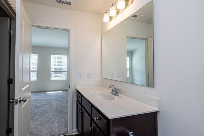 Building Photo - BEAUTIFUL 2 Bedroom/2.5 Bath Townhome in MIDLAND -AVAILABLE LATE AUGUST 2026!