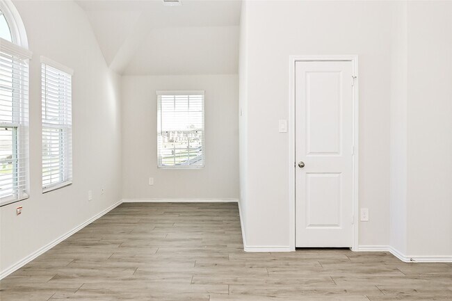 Building Photo - 4911 Sweet Chestnut Ln