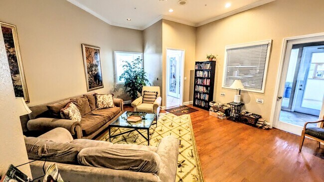 Building Photo - 6-12 month TURNKEY FURNISHED GOUNG FLOOR 2/2 CONDO