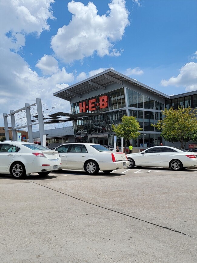 Building Photo - 2101 Fountain View Dr