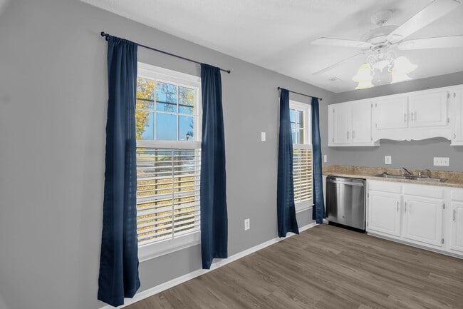 Building Photo - Stunning 3 bedroom, 2 1/2 bathroom End Tow...