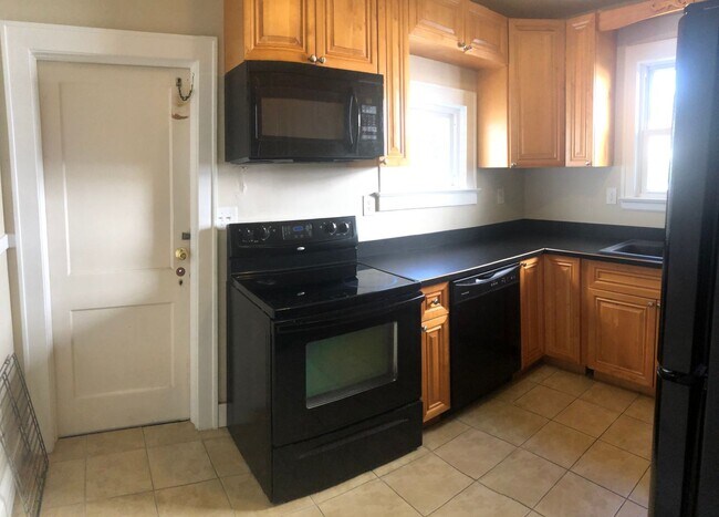 Building Photo - DOWNSTAIRS DUPLEX--2 BED/ 1 BATH IN THE HE...