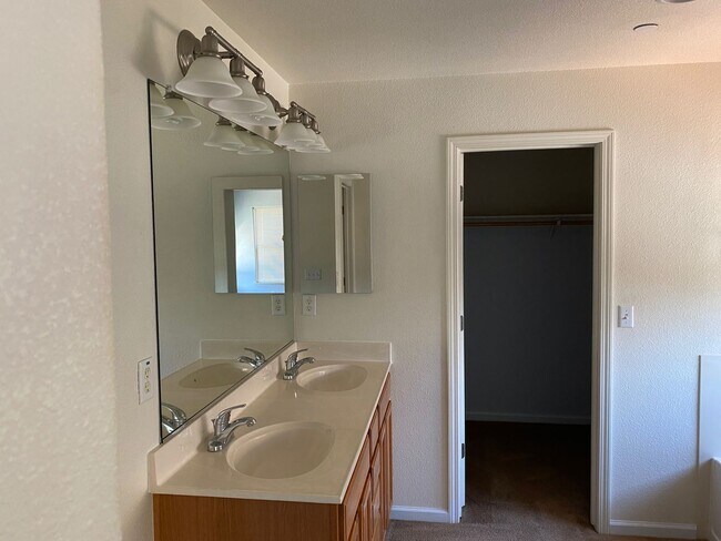 Building Photo - 3 br, 2.5 bath House - 2634 Nicolson Circle