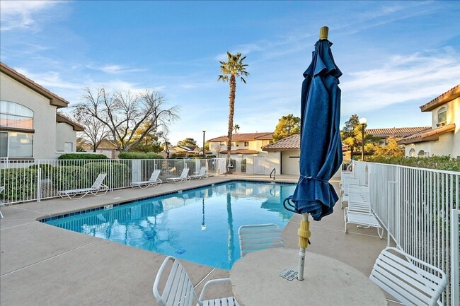 Building Photo - 2 Bedroom, 2 1/2 bath Townhome