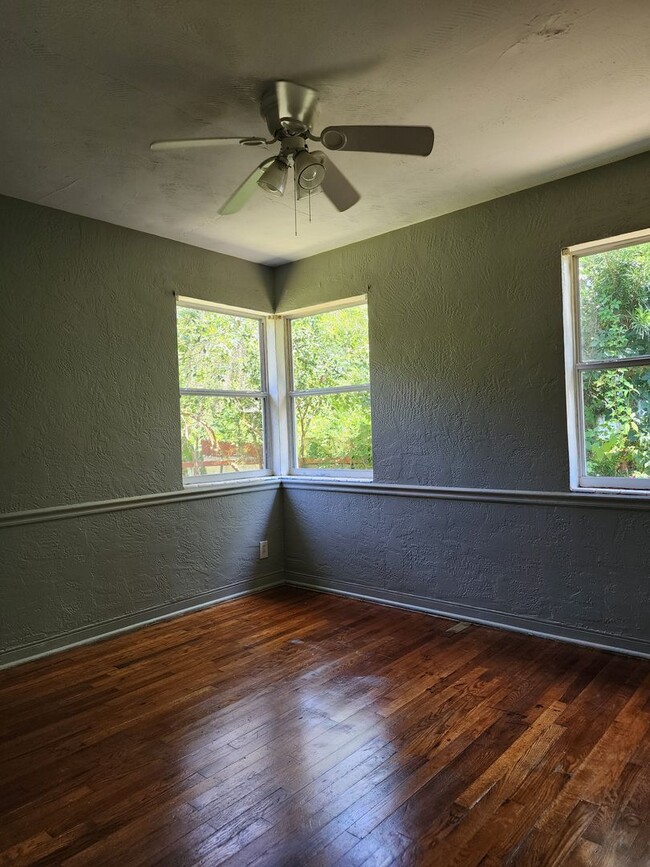 Building Photo - 3  Bedroom 1 Bath Single Family Home
