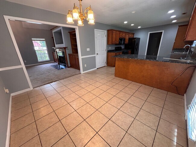 Building Photo - 5 Bedrooms- 3 Bathroom- House in West Rome!