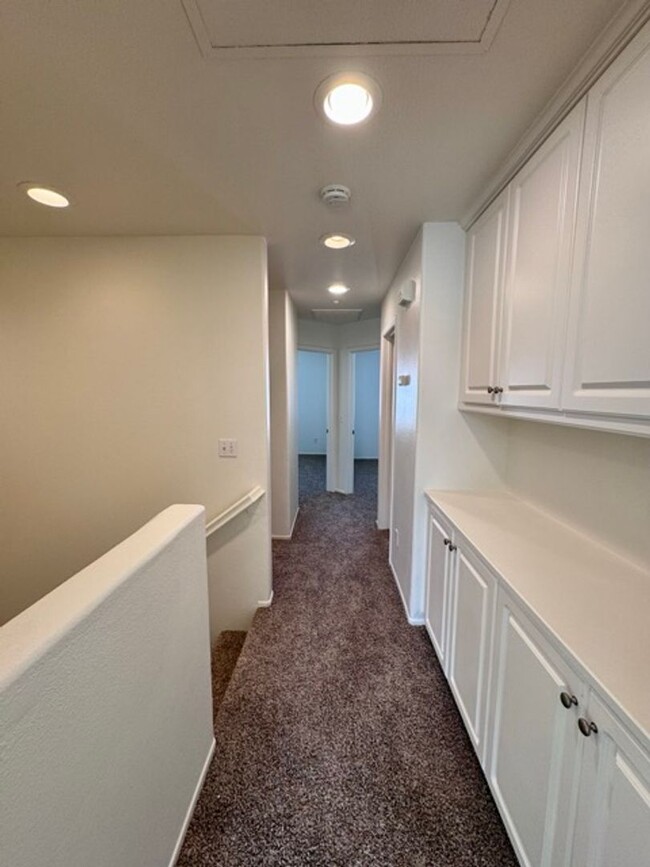 Building Photo - Spacious 3 Bedroom 2.5 Bathroom Condo in t...