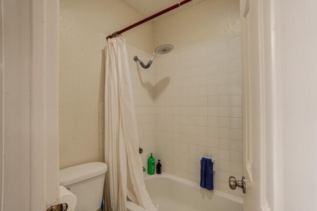 Building Photo - 8633 Knoxville Dr