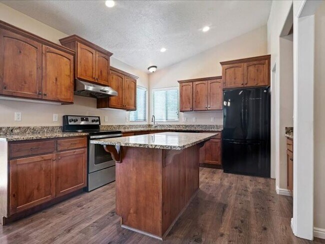 Building Photo - West Jordan 3 bed 2 bath Family home